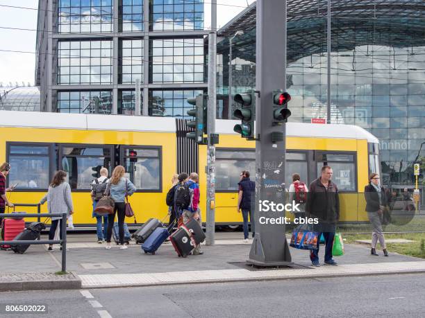 Foto de Berlim Eléctrico E Viajantes Em Berlin Hauptbahnhof Estação Central De Berlim Em Língua Alemã Que Significa e mais fotos de stock de Alemanha