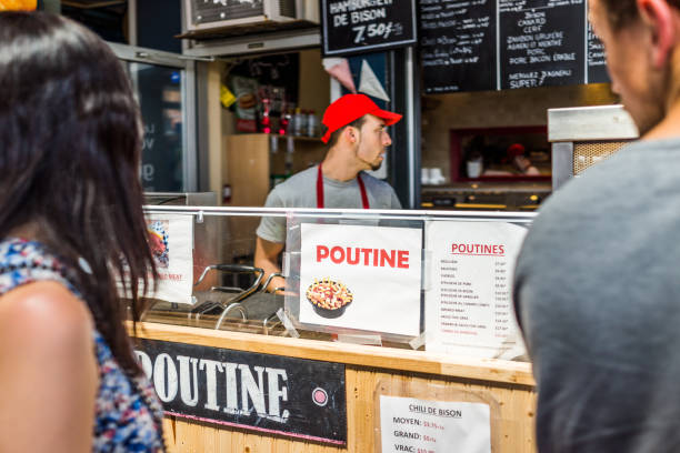 mercado jean talon poutine restaurante sinal no interior de edifício closeup com chef na cidade na região de quebec - 2039 - fotografias e filmes do acervo