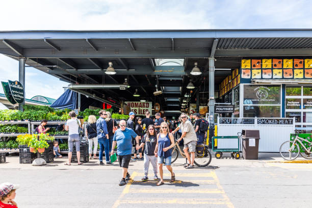 ケベックの地域の都市のリトル ・ イタリー地区に人々 とジャン ・ タロン市場入り口 - farmers market montreal canada market ストックフォトと画像