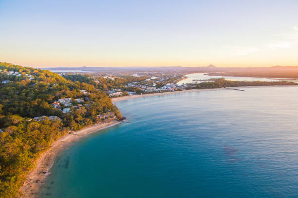 noosa national park-luftbild bei sonnenuntergang an queenslands sunshine coast - coastline noosa heads australia landscape stock-fotos und bilder