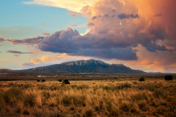 sandia berge bei sonnenuntergang - südwestliche bundesstaaten der usa stock-fotos und bilder