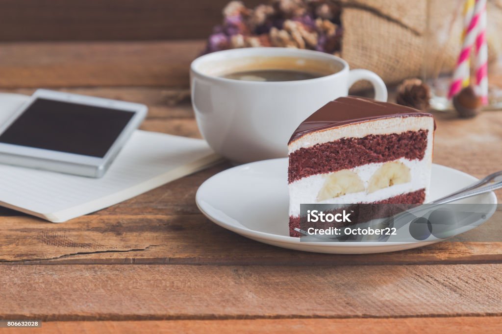 Foto de Bolo De Banana Chocolate Branco Prato Servido Com Café