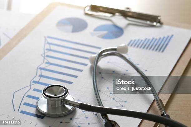 Finanzbericht Diagramm Und Rechner Medizinisches Gutachten Und Stethoskop Stockfoto und mehr Bilder von Gesundheitswesen und Medizin