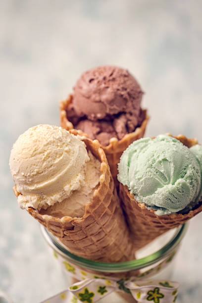 ваниль, шоколад и фисташковое мороженое - ice cream cone стоковые фото и изображения