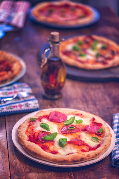 自家製ピザを家で食べる - pizza homemade margharita pizza parma ham ストックフォトと画像