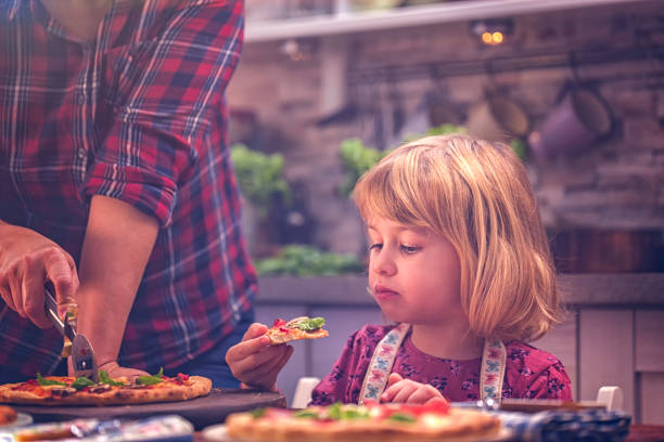 家族の家で自家製ピザを食べる - pizza homemade margharita pizza parma ham ストックフォトと画像