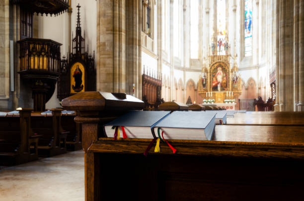 вена: приходская церковь святой елизаветы - altar church vienna gothic style стоковые фото и изображения