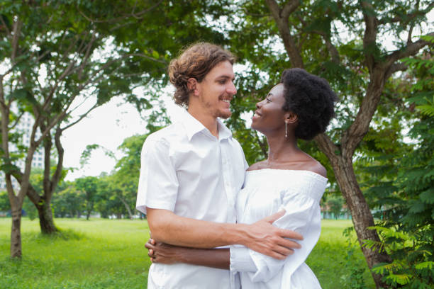 retrato de casal jovem feliz andando no parque - wedding african descent american culture bride - fotografias e filmes do acervo