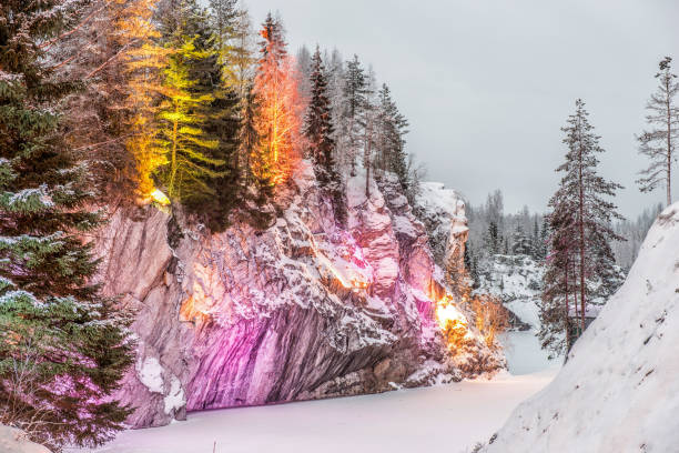 kanyon mármol en ruskeala, karelia en invierno, rusia - winter sunlight sun january fotografías e imágenes de stock