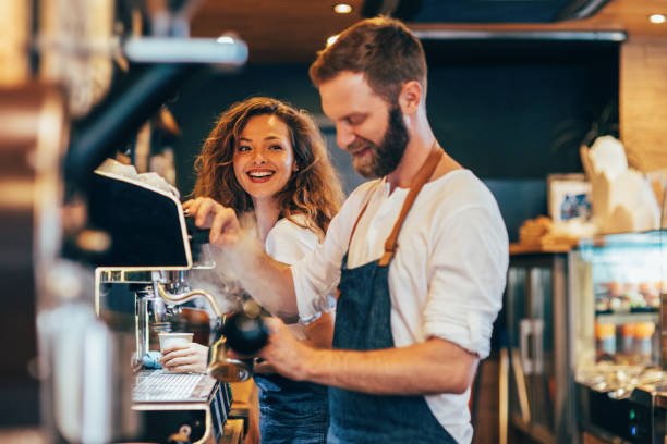 bariści robiący kawę - barista zdjęcia i obrazy z banku zdjęć