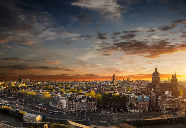 アムステルダムの��街並みを大聖堂と旧市街の景色 - amsterdam netherlands city skyline ストックフォトと画像