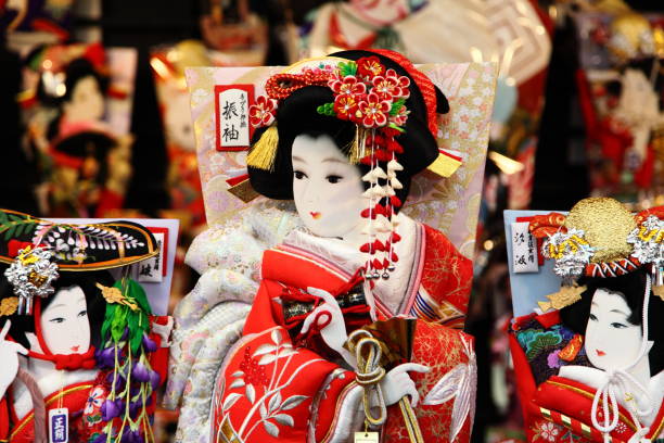 świątynia sensoji w asakusa organizuje targi hagoita-ichi, aby sprzedać urok szczęścia hagoita, które są ozdobnymi nietoperzami opartymi na tych używanych w tradycyjnej grze noworocznej - geisha kabuki japan japanese culture zdjęcia i obrazy z banku zdjęć