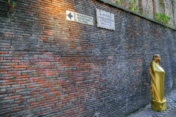 Rome: Living statue on Via Sacra in Rome that symbolizes an Egyptian pharaoh. Plates with indications on the back wall.