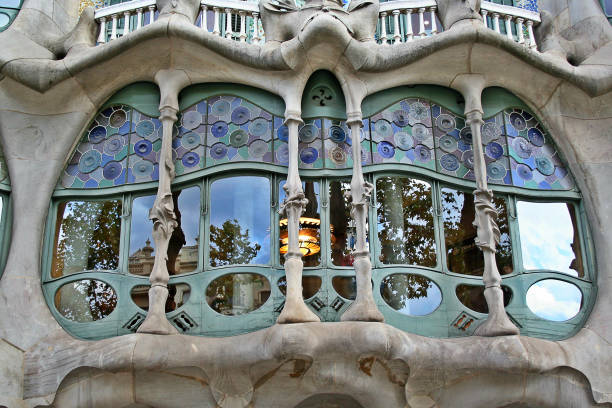 casa batlò em barcelona - mosaic tile antonio gaudi art - fotografias e filmes do acervo