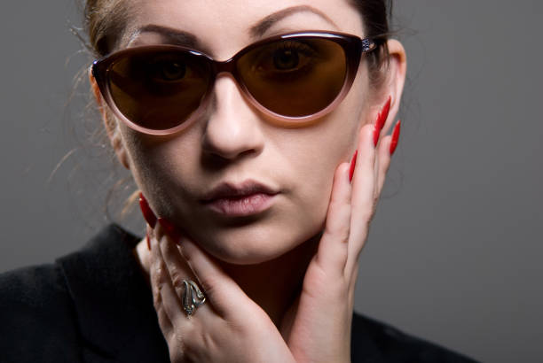 retrato de primer plano de una hermosa mujer llevando gafas de sol - hairstyle fashion model fashion retro revival fotografías e imágenes de stock