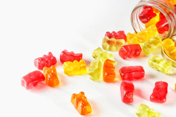 gummies in loser schüttung in glasbehältern - gummibärchen stock-fotos und bilder