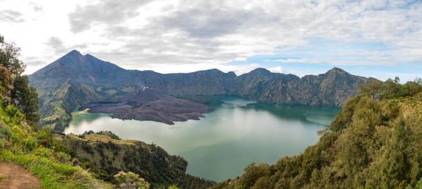 クレーター マウント rinjani インドネシア ロンボク島 - crater rim ストックフォトと画像