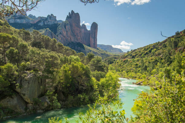 las formaciones rocosas de mallos de riglos a los pies de los pirineos - precordillera fotografías e imágenes de stock