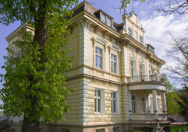 una vecchia villa nel dity di greifswald - urban villa foto e immagini stock