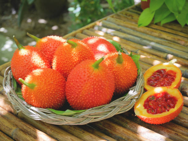 jackfruit rosa, arancione e verde in un cesto - cochinchin foto e immagini stock