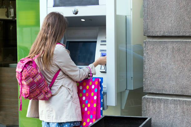 piękna dziewczyna wkładająca kartę kredytową do bankomatu - pin up girl zdjęcia i obrazy z banku zdjęć