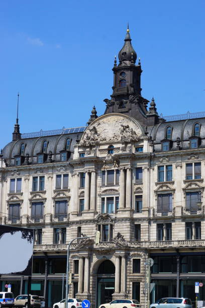 The Bernheimer Haus at Lenbachplatz is built according to plans by the Munich architect Friedrich von Thiersch and Martin Dülfer. It served as a residential house for the Bernheimer family and provided representative business premises for the trade in carpets and antiques.