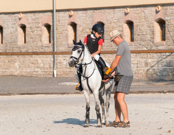 ojciec i córka przed konkursem showjumping - ponny zdjęcia i obrazy z banku zdjęć