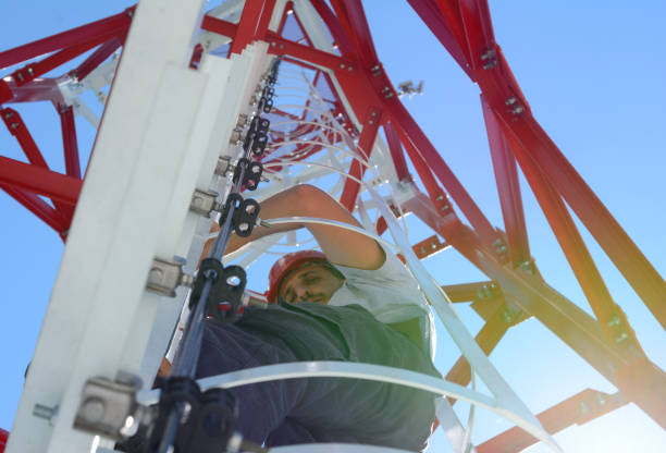 男は大電力送電線塔を登ってください。 - power line electrician electricity manual worker ストックフォトと画像