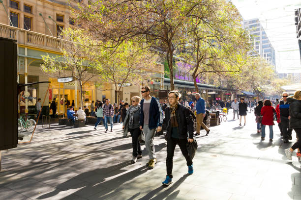 sol de invierno en pitt street sydney australia - pitt street mall fotografías e imágenes de stock