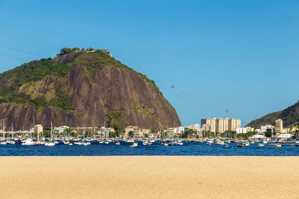 ブラジル、リオ ・ デ ・ ジャネイロのシュガーローフ山 - rio de janeiro guanabara bay residential structure urca ストックフォトと画像