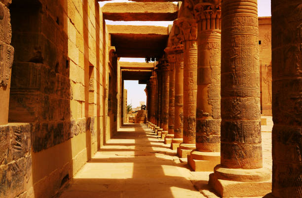 egipto templo de filé - templo de nefertari fotografías e imágenes de stock
