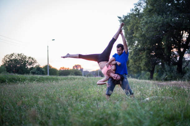 possiamo farlo! - sunset yoga young men caucasian foto e immagini stock