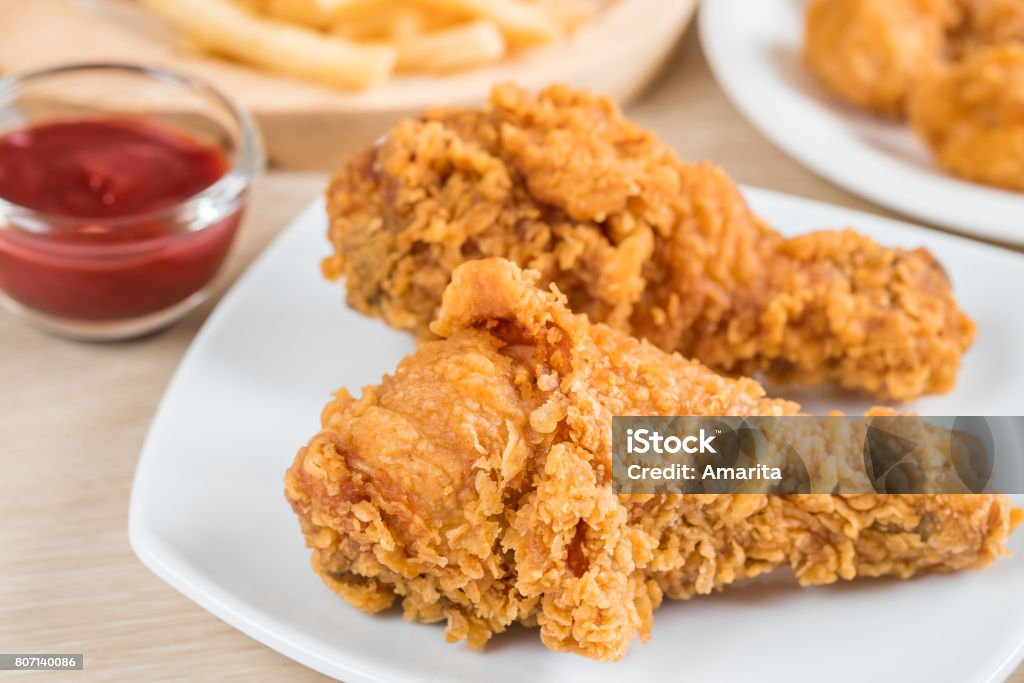 Knusprig gebratene Hähnchen und Pommes frites - Lizenzfrei Frittiertes Hähnchen Stock-Foto