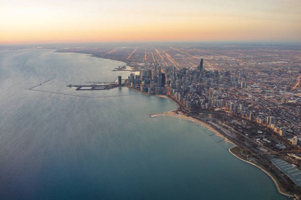 horizon de chicago sunrise - chicago aerial photos et images de collection