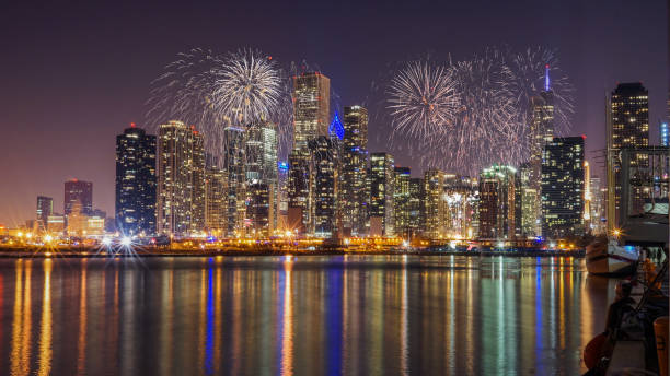 feu d’artifice à navy pier - chicago skyline lake nautical vessel photos et images de collection