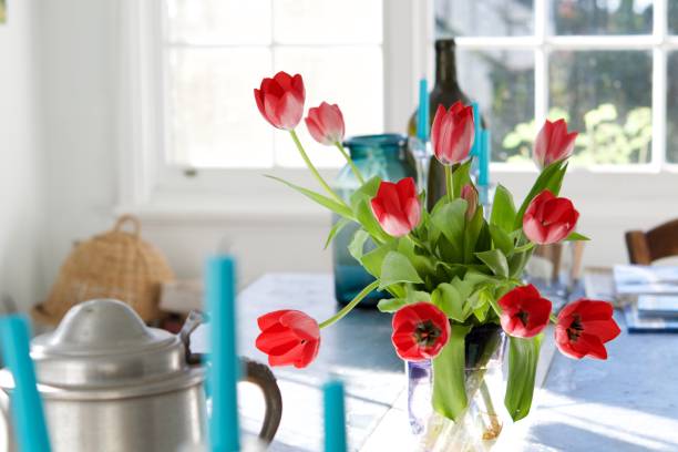 tulipas vermelhas em cima da mesa - tulip red centrepiece decoration - fotografias e filmes do acervo