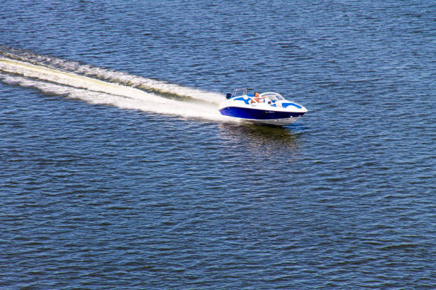 모터 보트 드니프르 강에 떠 있는 - sailing motorboating speedboat racing nautical vessel 뉴스 사진 이미지