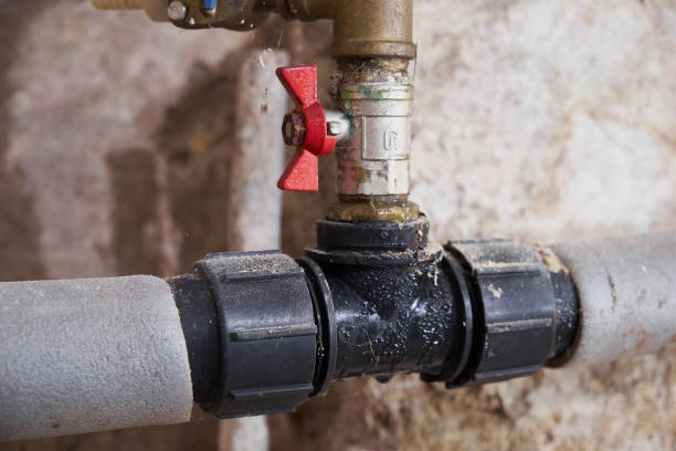istock Closeup of old plumbing with tap 807205018