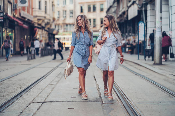 hermanas caminando juntos - sandalia fotografías e imágenes de stock