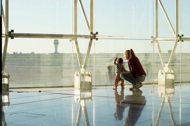 oczekiwanie na samolot - airport tourist airport lounge young men zdjęcia i obrazy z banku zdjęć