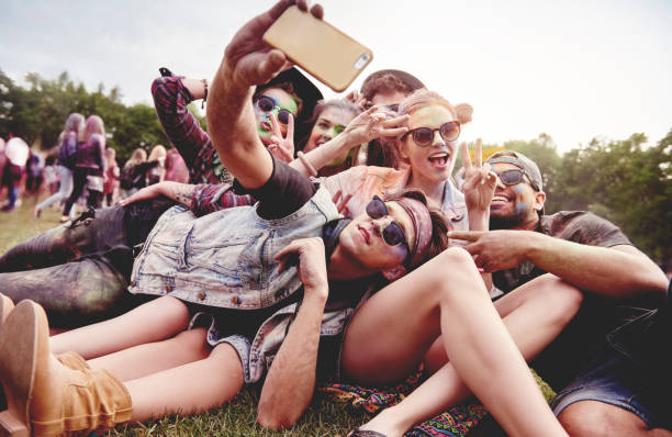 amigos haciendo selfie en el festival de verano - music festival fotografías e imágenes de stock