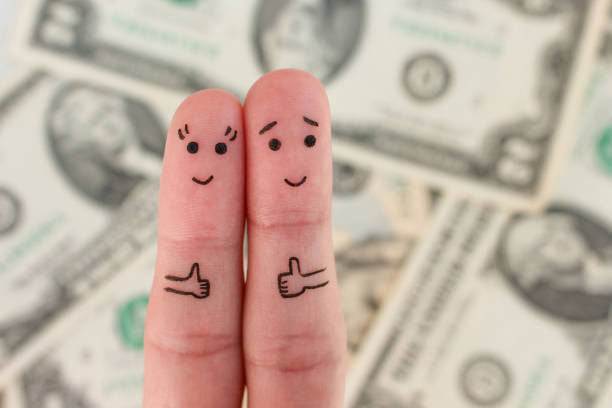 arte de los dedos de una pareja feliz. hombre y la mujer muestran signo de clase sobre fondo de dinero. - currency women luxury wealth fotografías e imágenes de stock