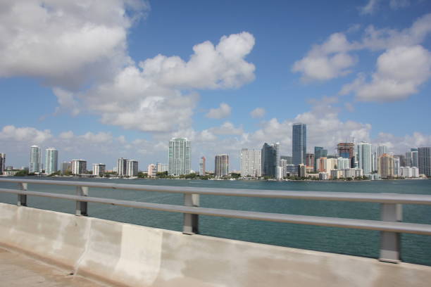 skyline de miami, rickenbacker causeway, flórida, eua - rickenbacker causeway - fotografias e filmes do acervo