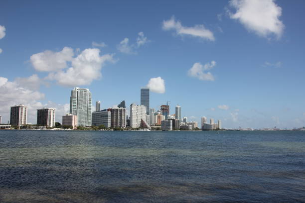 skyline von miami, rickenbacker causeway, florida, usa - rickenbacker causeway stock-fotos und bilder