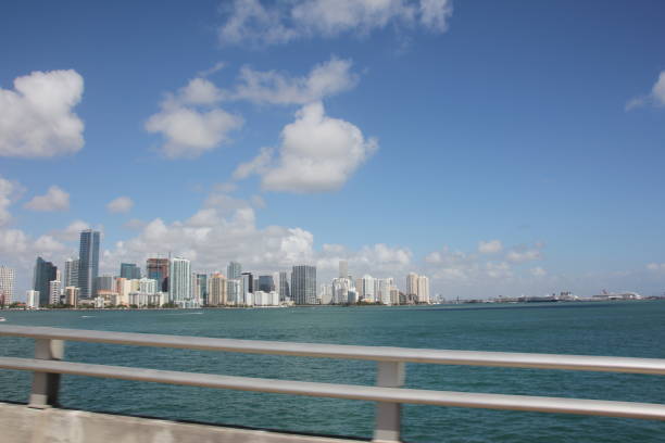 skyline de miami, rickenbacker causeway, flórida, eua - rickenbacker causeway - fotografias e filmes do acervo