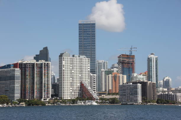 skyline von miami, rickenbacker causeway, florida, usa - rickenbacker causeway stock-fotos und bilder