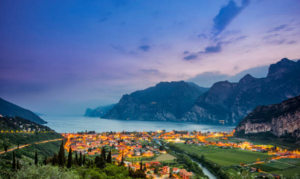 ナーゴ トルボレや夕暮れ時の湖ガルダ - aerial view city urban scene italy ストックフォトと画像