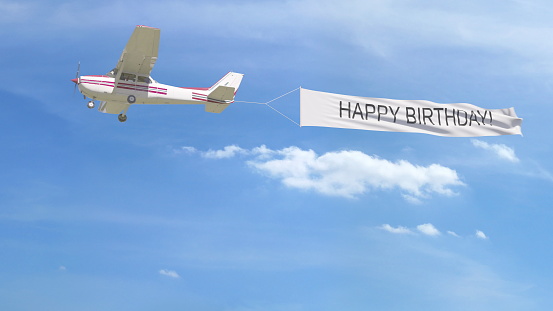 Avión de hélice pequeño remolque pancarta con la leyenda feliz cumpleaños en el cielo. Render 3D photo