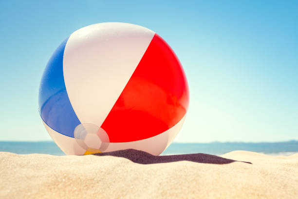 beach-ball auf dem sand - beach ball toy inflatable red stock-fotos und bilder