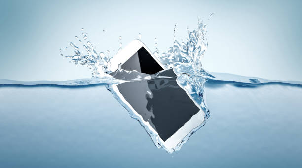 il mockup dello smartphone bianco cade in acqua - lavandino rotto foto e immagini stock